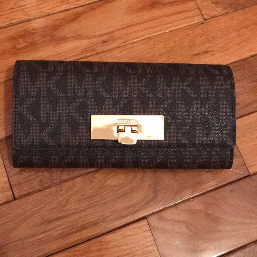 Michael Kors Callie Carryall Wallet